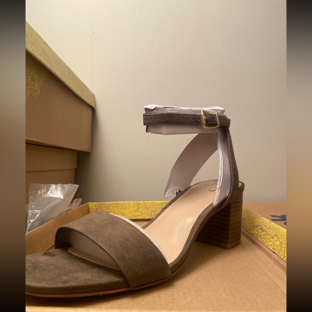 New Women’s DSW Olive Green Heeled Sandal size 7